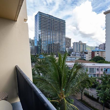 Gorgeous One Bedroom Bamboo Blocks From The Beach Honolulu Bagian luar foto