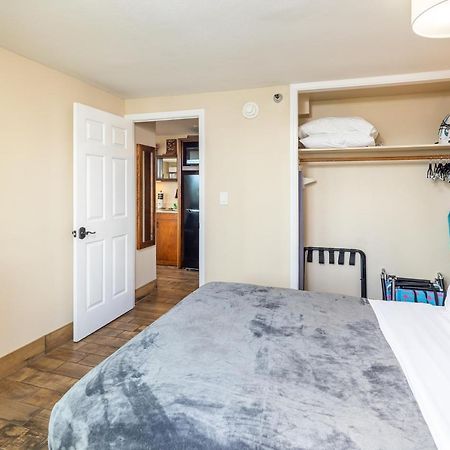 Gorgeous One Bedroom Bamboo Blocks From The Beach Honolulu Bagian luar foto