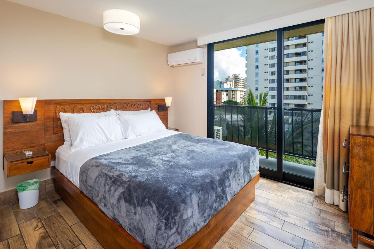Gorgeous One Bedroom Bamboo Blocks From The Beach Honolulu Bagian luar foto