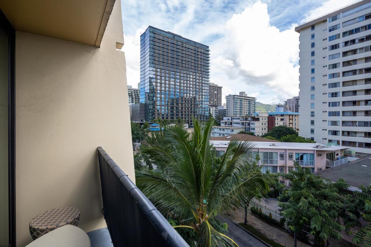 Gorgeous One Bedroom Bamboo Blocks From The Beach Honolulu Bagian luar foto