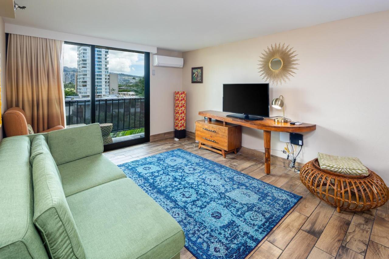Gorgeous One Bedroom Bamboo Blocks From The Beach Honolulu Bagian luar foto