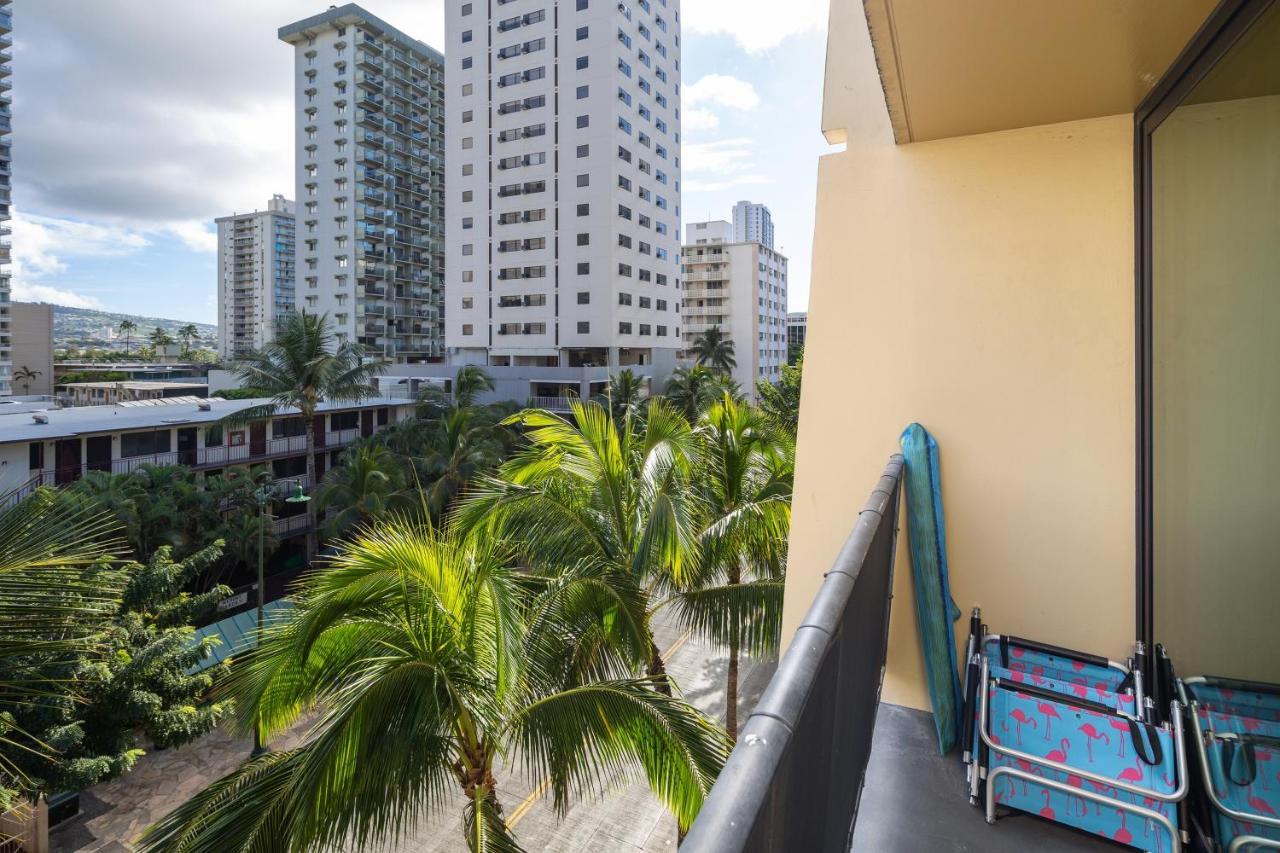 Gorgeous One Bedroom Bamboo Blocks From The Beach Honolulu Bagian luar foto