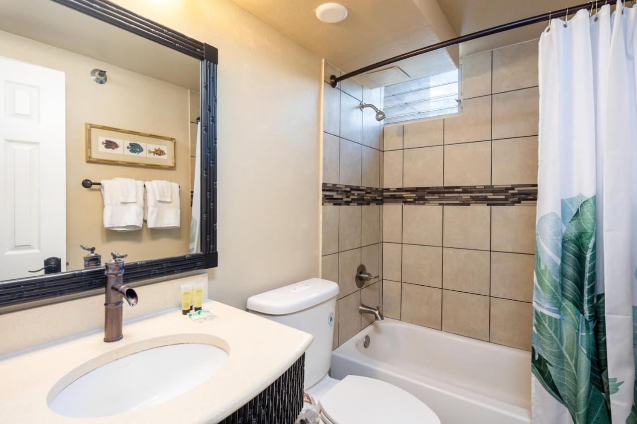 Gorgeous One Bedroom Bamboo Blocks From The Beach Honolulu Bagian luar foto