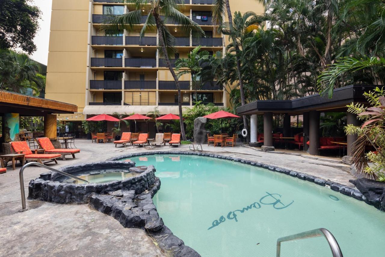 Gorgeous One Bedroom Bamboo Blocks From The Beach Honolulu Bagian luar foto