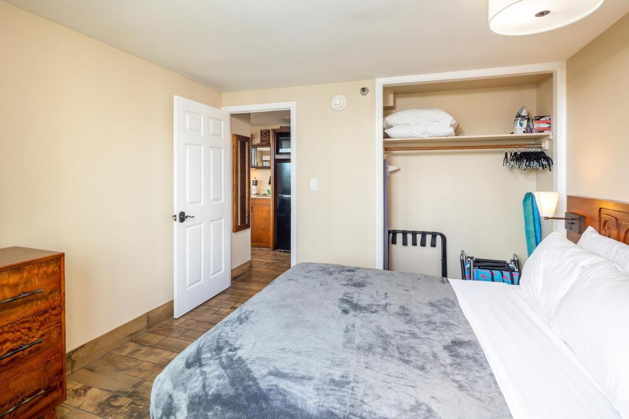 Gorgeous One Bedroom Bamboo Blocks From The Beach Honolulu Bagian luar foto