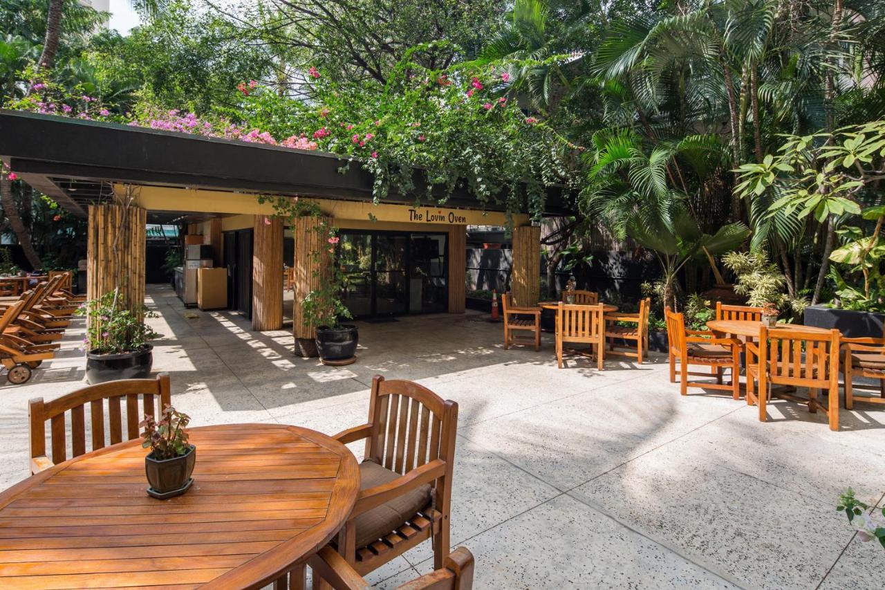 Gorgeous One Bedroom Bamboo Blocks From The Beach Honolulu Bagian luar foto