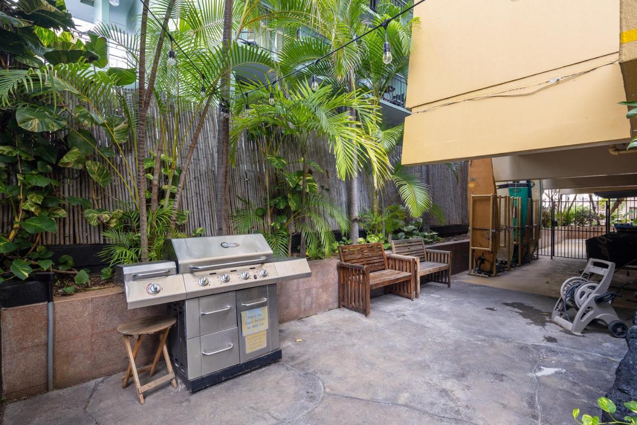 Gorgeous One Bedroom Bamboo Blocks From The Beach Honolulu Bagian luar foto