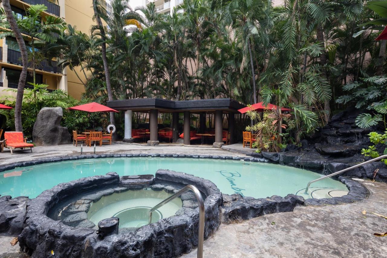 Gorgeous One Bedroom Bamboo Blocks From The Beach Honolulu Bagian luar foto