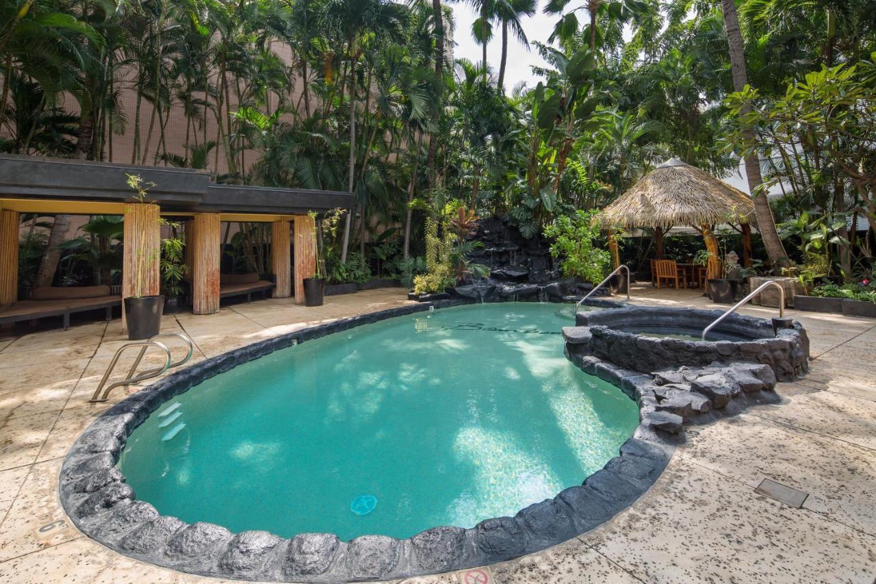 Gorgeous One Bedroom Bamboo Blocks From The Beach Honolulu Bagian luar foto