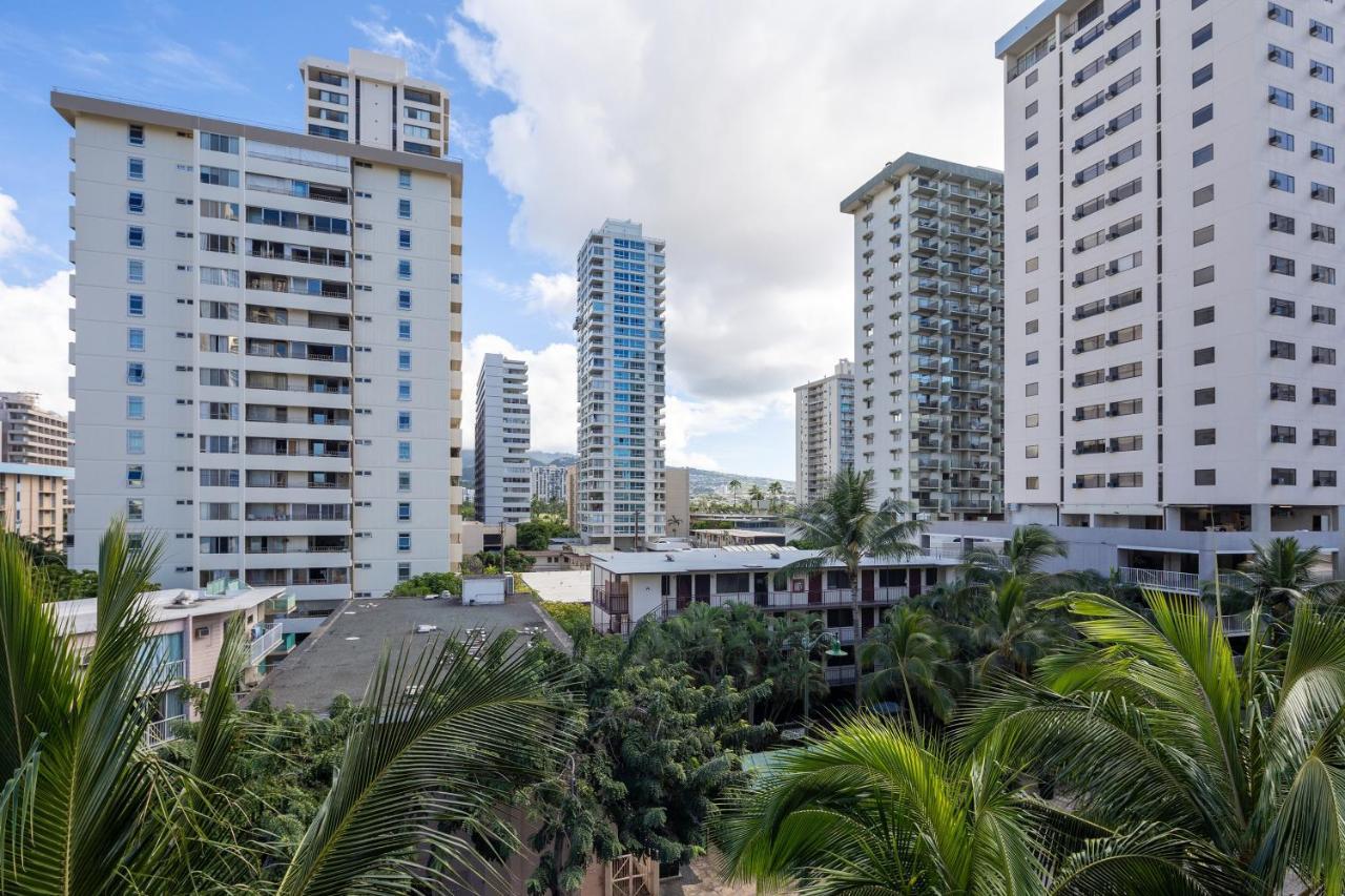 Gorgeous One Bedroom Bamboo Blocks From The Beach Honolulu Bagian luar foto
